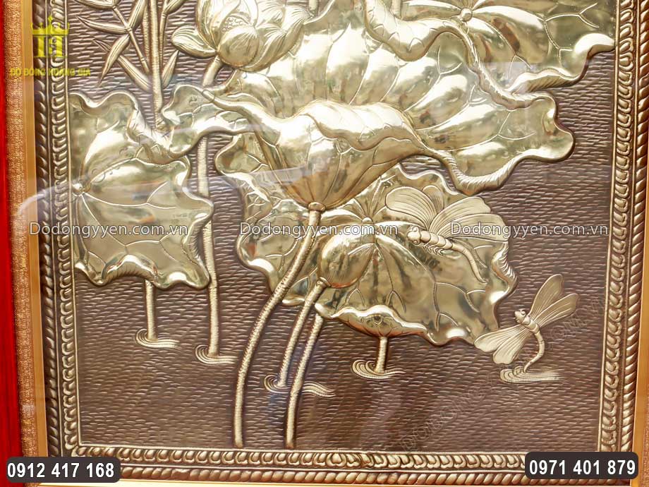 Bức tranh hoa sen được chế t&aacute;c ho&agrave;n to&agrave;n từ nguy&ecirc;n liệu đồng tấm d&agrave;y 8 rem